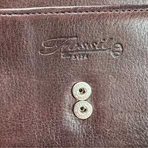 FOSSIL BI-FOLD VINTAGE WALLET. ID Slot + 4 card slots. 5 slip pockets. 2zipper